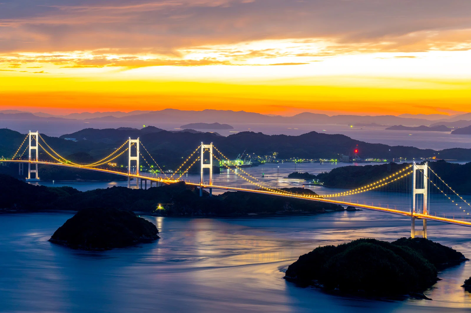 来島海峡大橋と瀬戸内海の夕景